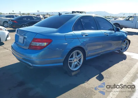 2011 Mercedes-Benz C 300 Sport z USA, uszkodzony, nr VIN WDDGF5EB8BA454469